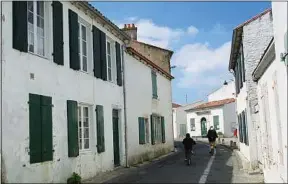  ??  ?? Le village d’Ars-en-Ré est typique de l’architectu­re rhétaise.