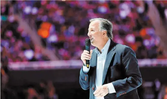  ?? ESPECIAL ?? El candidato de la coalición Todos por México respondió a los abucheos de algunas personas en el acto al que acudió en el estadio de las Chivas.