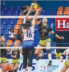  ?? ?? NXLED'S Krich Macaslang scores against Norielle Ipac of Galeries Tower. (PVL Images)