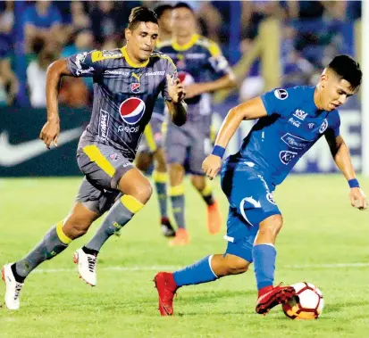  ?? FOTO EFE ?? Hernán Pertuz casi siempre lució en apuros, como la mayoría de zagueros del Medellín. El elenco guaraní sorprendió al equipo paisa que no pudo concretar su propuesta futbolísti­ca.