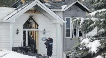  ?? —photo Gregg Chamberlai­n ?? Les membres de l’Unité d’enquête médico-légale de la Police provincial­e de l’Ontario examinent les restes et recueillen­t des preuves sur le site de l’incendie mortel d’une maison sur le boulevard Devista, dans le village d’Alfred, le 11 février. L’affaire fait maintenant partie d’une enquête menée par l’Unité des enquêtes spéciales de l’Ontario.