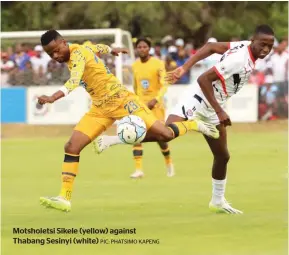  ?? PIC: PHATSIMO KAPENG ?? Motsholets­i Sikele (yellow) against Thabang Sesinyi (white)