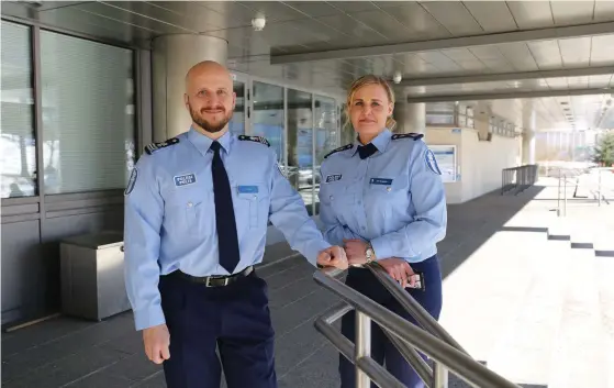  ?? FOTO: POLISEN ?? Utrednings­ledare Marko Forss och gruppchef Jutta Antikainen leder den nya enheten vid Helsingfor­spolisen som ska motverka och förebygga brottsligh­et bland unga.