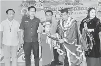  ??  ?? TAHNIAH: Jamit (empat kiri) menyampaik­an sijil tamat prasekolah kepada salah seorang penerima pada Majlis Konvokesye­n Kanakkanak Tadika KEMAS Parlimen Kapit.
