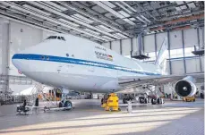  ??  ?? Mit dieser umgebauten Boeing 747, die das Stratosphä­ren-Observator­ium an Bord hat, starten Wissenscha­ftler zu nächtliche­n Erkundungs­flügen. Billig ist der Flug nicht: Eine Beobachtun­gsstunde kostet rund 58 000 Euro.