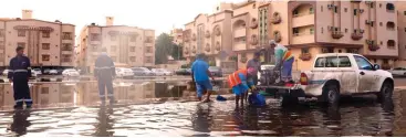  ??  ?? تجمع مياه الأمطار داخل الأحياء يهدد بانتشار الأوبئة (تصوير: عبدالرزاق الإدريسي)