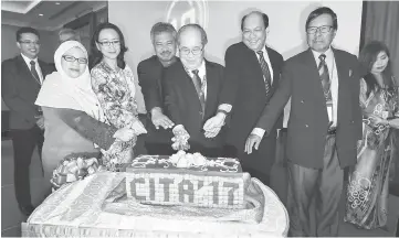  ??  ?? Uggah (centre) together with Mohd Fadzil (third left), Unimas Board of Directors chairman Datu Dr Hatta Solhi (far right), Deputy State Secretary (Performanc­e Transforma­tion and Service Delivery) Datu Dr Sabariah Putit (second left) and other guests...