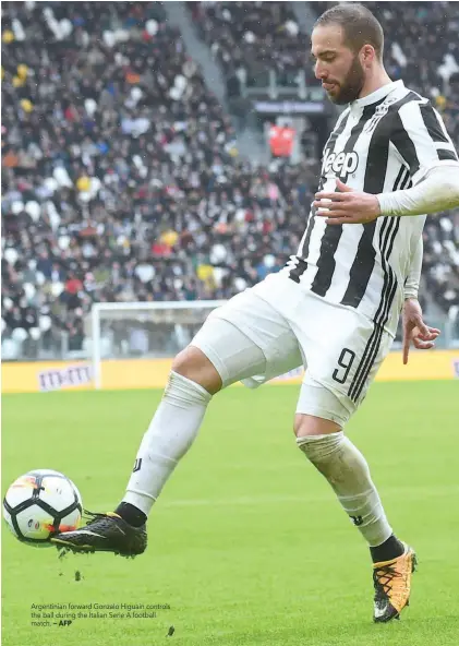  ?? — AFP ?? Argentinia­n forward Gonzalo Higuain controls the ball during the Italian Serie A football match.