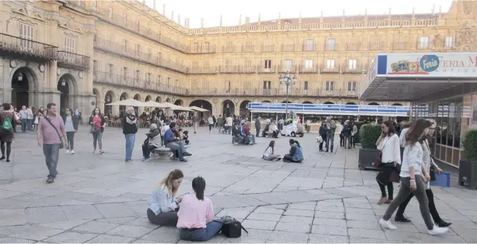  ?? Fotos: Ingrid Lechner/Ariane Schleifer ?? Die Plaza Mayor ist beliebter Treff-, Dreh- und Angelpunkt im Leben der historisch­en Universitä­tsstadt.