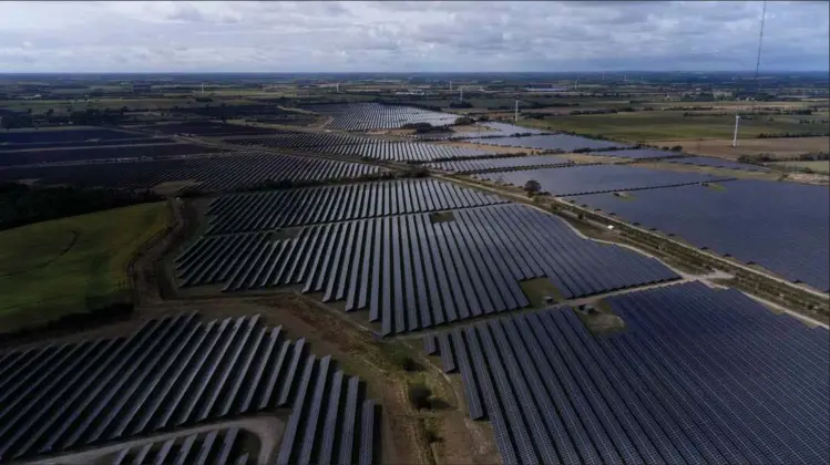  ?? ?? Solcellepa­rken i Kassø omkranser anlaegget og leverer den fornødne grønne strøm. Foto: PR/ European Energy