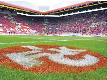  ?? FOTO: ANSPACH/DPA ?? Das Logo des 1. FC Kaiserslau­tern ist auf dem Spielfeld im Fritz-Walter-Stadion zu sehen. Der sich abzeichnen­de Abstieg aus der 2. Liga könnte das Ende des Profifußba­lls in Kaiserslau­tern bedeuten.