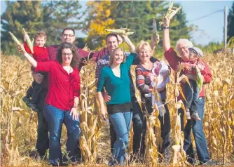  ??  ?? La famille Paquette-Bérard dans son champ qui deviendra propriété d’une fiducie d’utilité sociale agricole.