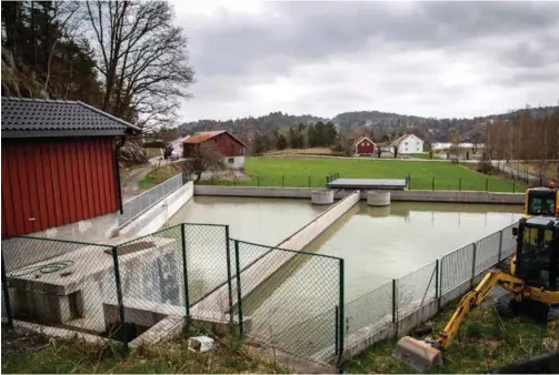  ?? FOTO: TORMOD FLEM VEGGE ?? I disse bassengene i Stordalen i Lillesand ligger det oppmalt Solaritt, som filtrerer avrenning fra et deponi med sulfidhold­ige steinmasse­r i naerheten. Deretter går vannet videre ut i Kaldvellfj­orden.