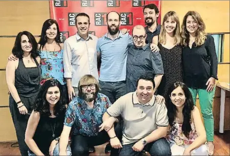  ?? RAC1 ?? Núria Travesa, Esther Muñoz, Xavi Rocamora, Joan Lluís Garcia, Jordi Beltran, Òscar Andreu, Marina Romero y Noemí Polls. Delante, Maria Cusó, Òscar Dalmau, Jaume Mullor y Laura Rosel