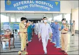  ?? SUNIL GHOSH/HT PHOTO ?? Paramilita­ry personnel leave a treatment facility in Greater Noida n after recovering from Covid-19.