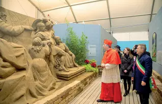  ??  ?? A Jesolo Il patriarca Moraglia mentre visita i presepi in mostra ogni anno a Jesolo