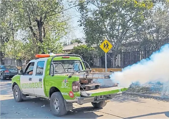  ?? ?? Prevención. Una camioneta fumigadora en el partido de Esteban Echeverría. Precupa el crecimient­o de la epidemia en toda la región.