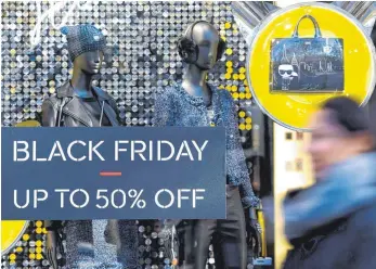  ?? FOTO: LISA DUCRET/DPA ?? Am „Black Friday“locken Schnäppche­n die Menschen auch in die Einkaufslä­den.