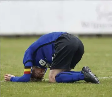  ?? FOTO TOM
GOYVAERTS ?? Rupel Boomaanvoe­rder Jeroen Mertens ligt aangeslage­n op de grasmat. Hij staat opnieuw voor een lange revalidati­e.