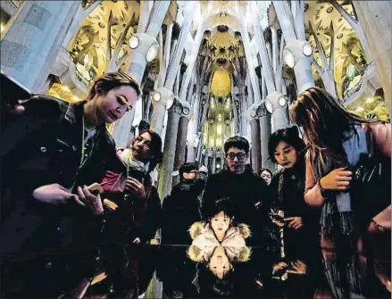  ?? ÀLEX GARCIA ?? Un grupo de visitantes, ayer, en la nave central de la Sagrada Família