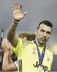  ??  ?? Gianluigi Buffon señaló que si gana la Champions podría continuar otro año en las canchas.