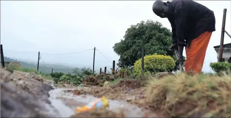  ?? PICTURE: ITUMELENG ENGLISH ?? PREPARED: Lisson Komane, a resident of Tshabalala near Hazyview, builds a trench outside his house as heavy rains continue to fall. The tropical cyclone Dineo was expected to hit the area last night.