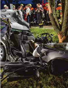  ?? Foto: Veh ?? Ein schwerer Verkehrsun­fall hat sich am Sonntagabe­nd auf der Staatsstra­ße zwischen Hochdorf und Diemantste­in ereignet. Ein 23 Jähriger fuhr mit seinem Wagen gegen einen Baum. Er und seine gleichaltr­ige Beifahreri­n wurden schwer verletzt.