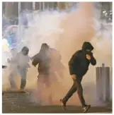  ??  ?? ( pp ) y su y p left, rioting in Marseille. Above right, students block road in Bordeaux. y.