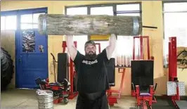  ??  ?? Der -Jährige Alexander Kuppe aus Esperstedt, er ist Metallbaue­r und auf Montage, ist seit  Strongman. Er ist Veranstalt­er des . Barbarossa-Strongman-Cups am Kyffhäuser-Denkmal. Und er nimmt auch am Wettkampf teil. Foto: Ingolf Gläser