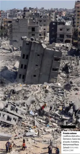  ?? FOTO FARS MEDIA CORP. ?? Fronte esteso L’edificio distrutto a Damasco. Gaza rasa al suolo. A sinistra, Mohammad Reza Zahedi