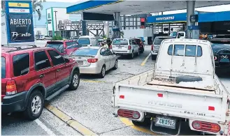  ??  ?? ESPERA. Algunos transporti­stas hicieron fila por varias horas en las gasolinera­s.