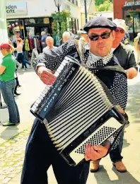  ??  ?? Auch mit seinem musikalisc­hen Begleitpro­gramm setzt das Süchtelner Stadtfest französisc­he Akzente.