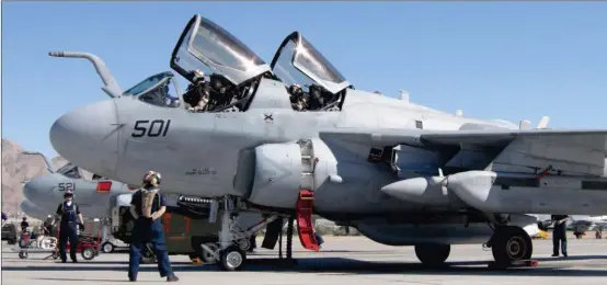  ??  ?? L’US Navy avait déployé des EA-6B Prowler durant Red Flag 4-08, une session qui a également impliqué des Rafale de l’escadron 1/7 Provence. Leur présence souligne l’importance de l’entraîneme­nt des équipages au combat électroniq­ue. (P. Wodka-Gallien)