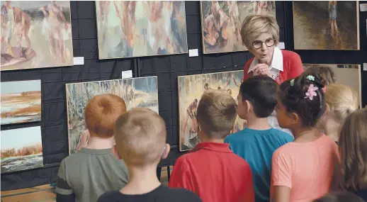  ??  ?? Une trentaine d’artistes sont attendus. Ci-dessus, l’artiste-peintre Céline Genest a présenté ses oeuvres aux jeunes élèves de l’école Galion des Appalaches de Campbellto­n, l’année dernière. - Acadie Nouvelle: Jean-François Boisvert