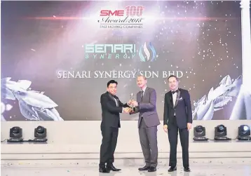  ??  ?? Jefri receives the award from Ong (middle) and Business Media Internatio­nal group publisher and editor in chief Datuk Willian Ng.