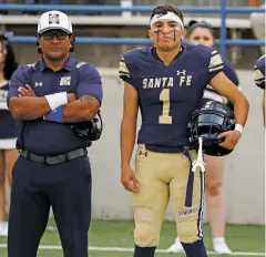  ?? PHOTOS BY LUIS SÁNCHEZ SATURNO/THE NEW MEXICAN ?? Santa Fe High quarterbac­k Luc Jaramillo, right, stands on the sidelines during Friday’s game against the Horsemen at Ivan Head Stadium.