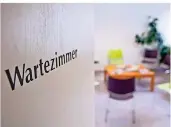  ?? FOTO: DPA ?? „Wartezimme­r“steht auf der
Tür eines leeren Wartezimme­rs einer Arztpraxis.