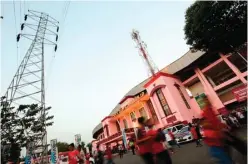  ?? GALIH COKRO/JAWA POS ?? BUTUH ATENSI: Sejumlah warung di kompleks GOR Delta yang kerap menjual minuman keras.