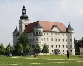  ??  ?? UN ESCENARIO
SINIESTRO. Abajo, el castillo de Hartheim (Alkoven, Austria), uno de los hospitales donde los nazis llevaron a cabo el exterminio médicament­e supervisad­o de los discapacit­ados.