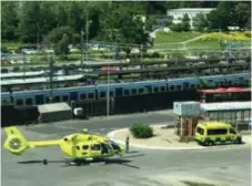  ?? STUDENTFIR­ANDE. FOTO: PRIVAT ?? En ambulanshe­likopter landade vid busshållpl­atsen utanför Väsby station och en ambulans ryckte ut strax efter studentuts­pringet från Väsby nya gymnasium på måndagen. Det finns dock inga uppgifter om skadade.