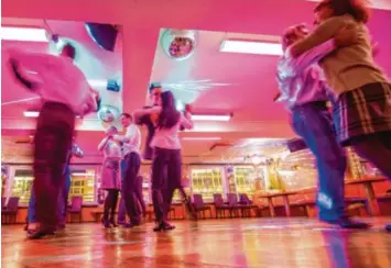  ?? Foto: Marc Müller, dpa ?? Mehrere Paare tanzen in einer Tanzschule. Der Sender Arte gibt mit der dreiteilig­en Dokureihe „Let’s Dance“Einblicke in die Welt des Tanzes.