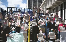  ?? ?? Un grupo de periodista­s protestan contra la detención de Zamora
