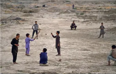  ??  ?? Des enfants jouent au base-ball à Mazar-e Charif, le 18 mai 2019.