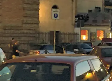  ??  ?? Un parcheggia­tore abusivo ieri sera in piazza del Cestello proprio dove giovedì erano stati arrestati due posteggiat­ori
