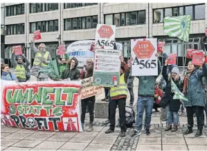  ?? FOTO: OLIVER BERG/DPA ?? Mit Transparen­ten und Plakaten stehen Demonstran­ten vor dem Verkehrsmi­nisterium in Bonn.