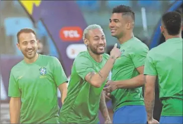  ??  ?? Neymar, Casemiro y Everton Ribeiro se ríen en un entrenamie­nto de Brasil en Río de Janeiro.