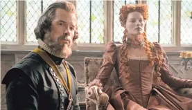  ?? LIAM DANIEL/FOCUS FEATURES ?? Guy Pearce stars as William Cecil and Robbie plays Queen Elizabeth I in “Mary Queen of Scots.”