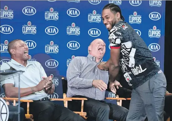  ?? Wally Skalij Los Angeles Times ?? THE INTRODUCTI­ON of free agent Kawhi Leonard, right, last month wasn’t lacking in enthusiasm with Clippers coach Doc Rivers, left, and owner Steve Ballmer.