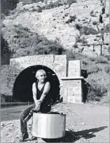  ?? George Wilhelm Los Angeles Times ?? GUERILLA ARTIST Lynne Westmore Bloom chipped away old graffiti to create the 60-foot-tall “Pink Lady of Malibu Canyon” in 1966.