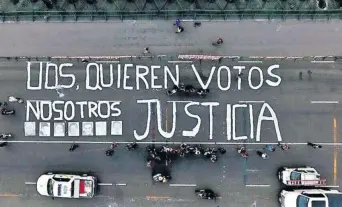  ??  ?? Periodista­s se manifiesta­n frente a Palacio Nacional por los 140 comunicado­res asesinados y desapareci­dos en México desde el año 2000; piden a las autoridade­s mejorar las condicione­s de seguridad para su trabajo.